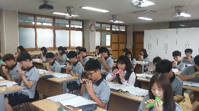 < 자유학기제>음악 1인1악기 오카리나 연주사진